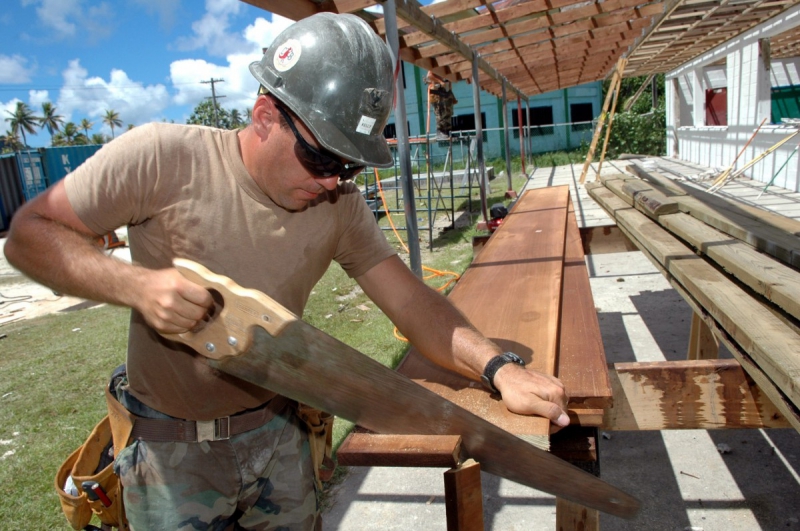 charpentier-ROQUEFORT LES PINS-min_worker_construction_building_carpenter_male_job_build_helmet-893290